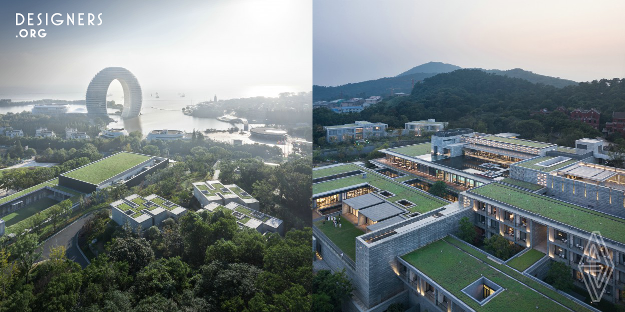 The project aims to fit the mountain by adopting the technique of horizontal stacking. As the largest monomer of the hotel,the gradually overlapped public area in this project is arranged in the shape of L facing of Taihu Lake. After completion, the total construction area of Hotel South Taihu is about 59,000 square meters, with 23 buildings in total. The building groups are scattered with each other and exist in the surrounding mountain forest. 