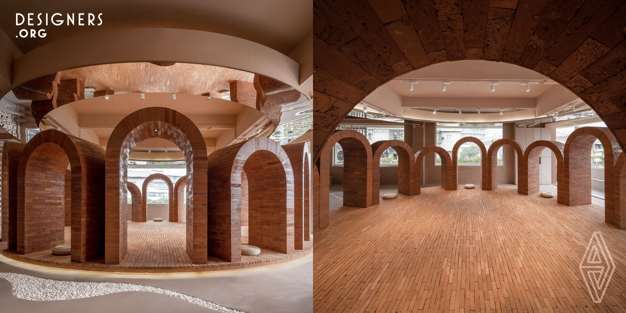 The innovative aspect of the design of this project is that it is a living interior design, as it divided the designers' experience into separate pictures, which were then assembled into a physical structure within the art space. As the snapshots were transformed into plain architectural forms, this combination allows fun interactions between the architecture and people. Furthermore, the building arches are built in different sizes, accommodating individuals of differing ages and genders, so that each individual will have distinctive visual and sensual perceptions.