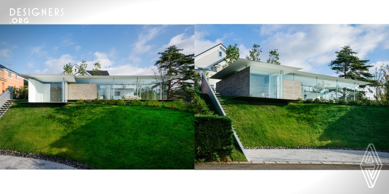 This villa consisted simply of roofs, columns, and walls, and some of the slabs were fitted with stainless steel mirrors to try to expand the nature. By making the columns only 90, Katsufumi Kubota succeeded in reducing their existence. The unity is deepened by almost eliminating the partition of the room, and the dining table integrated with the kitchen with a length of 3m emphasizes the longitudinal direction.