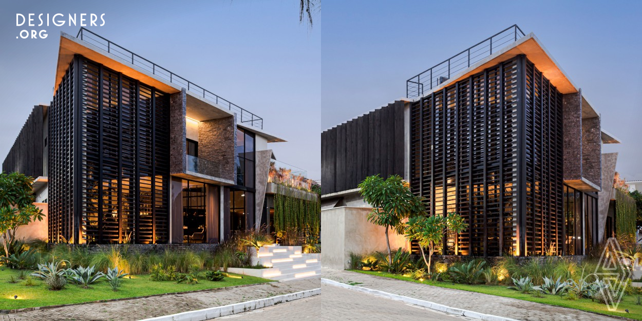 Contemporary features define this project. Concrete and gray tones make up the color palette and natural materials such as stone and wood were used. Slats in carbonized wood using an old Japanese technique, located on the west and south facade, protect the living and dining room from the intense sun in the afternoon. The windows throughout the house have a smoked film, reducing the light intensity in double height environments. Lighting is another important point in this project: at night the house transforms into a beautiful composition of lights and shadows.