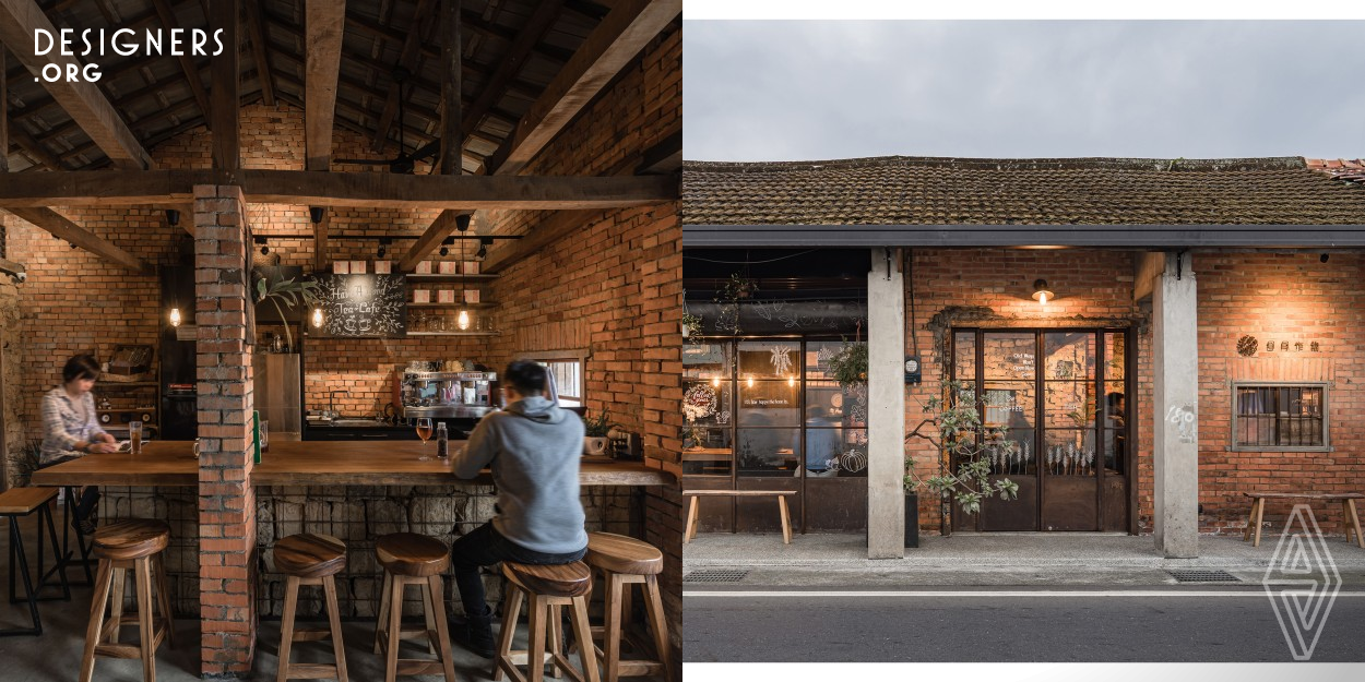 These loess bricks have a history of 70 years and are also the main building materials preserved in this case. Carefully keep the loess bricks cut from the hole, and designed the bar counter facade, also that countertop use solid wood to increase the warmth of the space. The designer hope to preserve the traces of times from the exterior to the interior. 