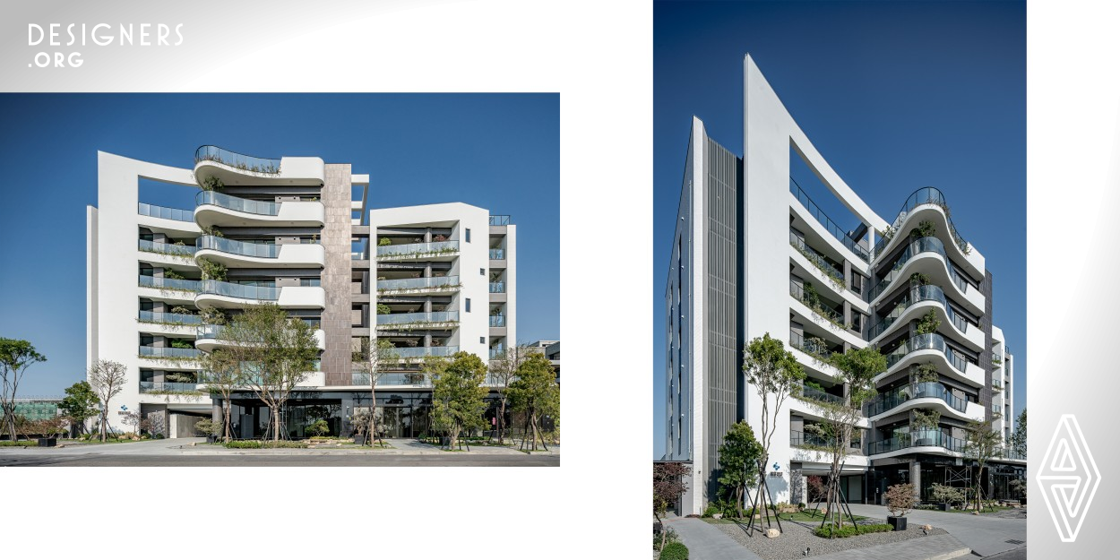 This project has the large white wall with elegant flowing lines and the curved three-dimensional glass balcony harmonize the flowing language of the winding wetlands in front. The staggered small openings of the white solid structure and the metal brick main wall in the center epitomize the sense of solidity, while the exterior facade is imbued with rich layers and features. Through the spacious balcony with a depth of 3 meters, the designer uses the large pure white curves of the main structural body to create the sensual effect of a figure with double-layered curves.