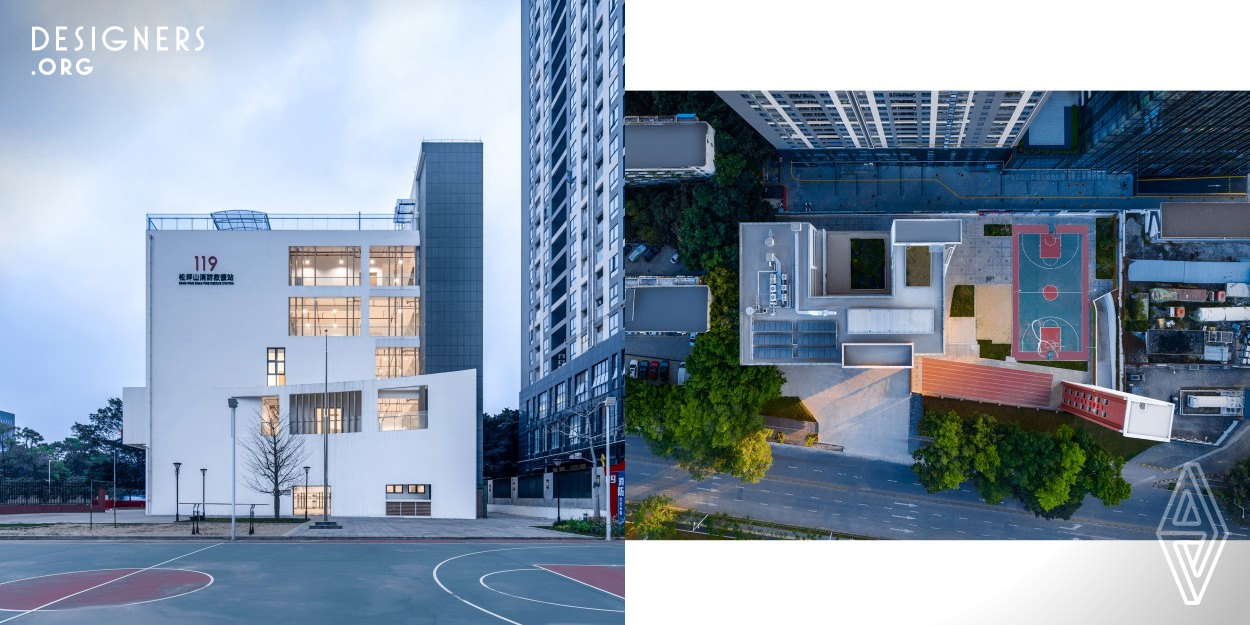 The plot is shaped like a trapezoid. The site adjoins an affordable housing on the south and Beihuan Avenue on the north, hence facing serious noise interference. In light of this fact, the project adopts an inner courtyard-style layout. Due to the Songpingshan Gas Vaporizing Station on the northwest corner, the building should be set back for 50m according to relevant regulations, which has a huge impact on the spatial layout and causes the building to lean towards the southeast corner. The project is a Grade-1 fire station with a plot area of 3.660,10m2 and a gross floor area of 5.791,64m2.