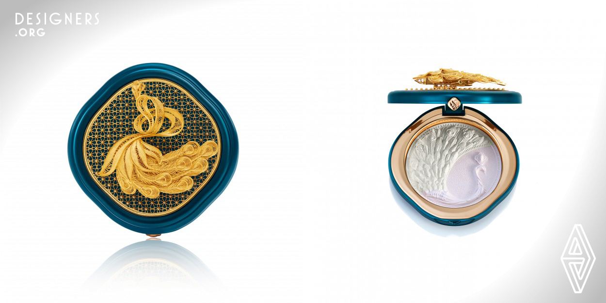 The design is the Florasis brand's impression of the Dai minority culture and inheritance in China. The peacock is a symbol of auspiciousness, beauty, and happiness in the eyes of the Dai people. A gold peacock is embedded on this face powder compact’s dark green window with a decorative frame. The lid of this product adopts gold filigree, an ancient traditional Chinese handcraft. Pure gold is made into about 0.2mm filaments. The gold peacock on the lid can be removable and as a brooch to wear. This work functions as both a face powder compact and a piece of jewelry.
