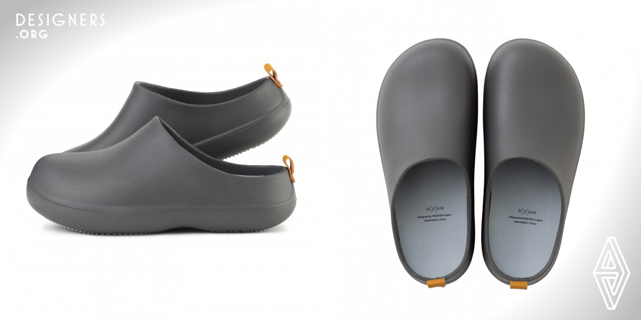 They feature a minimalist design that does away with unnecessary decorative elements, and it has a wide variety of basic color options to choose from, so that everyone regardless of age or gender is sure to find a style of sandal that matches what they're looking for. Eva is used as the main material in pursuit of lightweight and soft comfort. The non-slip sole is made of rubber for enhanced grip. The insole is removable and washable, and it can be removed and washed in water for cleaner use.