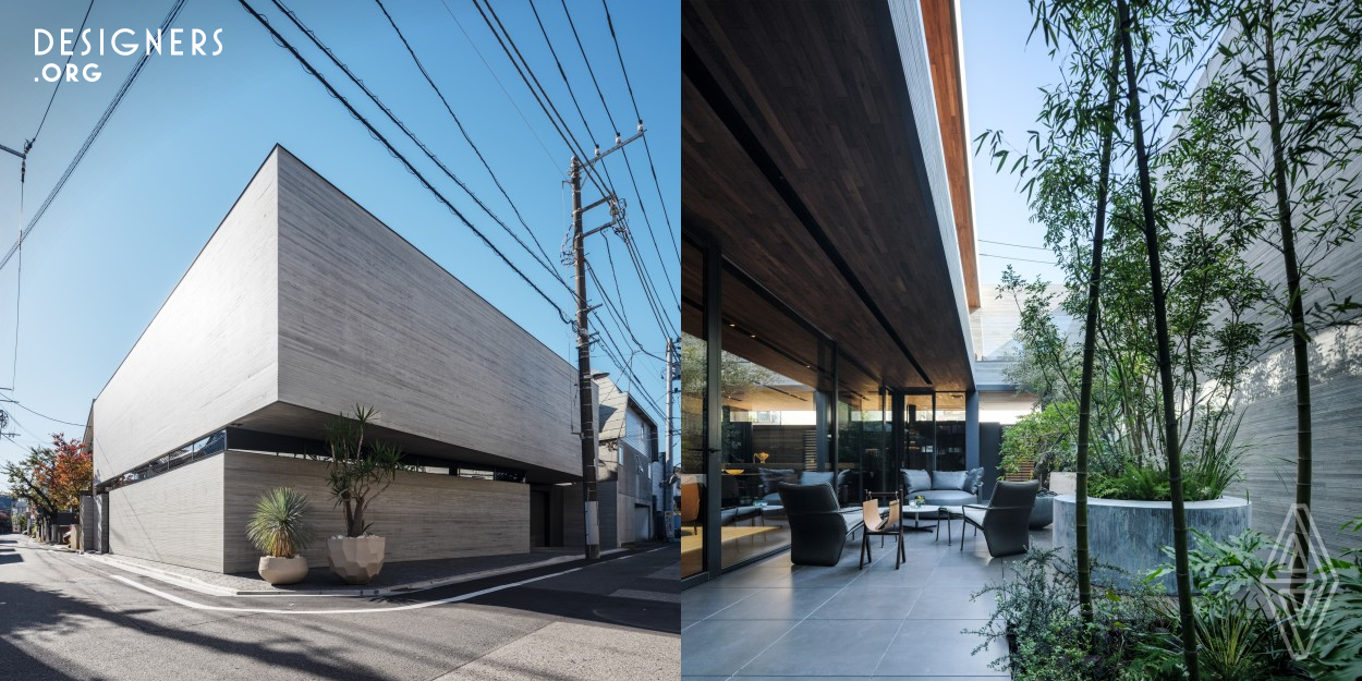 Inside, the house is defined by two courtyards, one large and the other small, that are arranged in parallel. The main courtyard is on the south side and features a bamboo grove that draws the eye when one steps into the entryway. A smaller slit-shaped courtyard on the north side is also dotted with plantings and serves as a lightwell, filling the first-floor living room and entryway as well as a second living room upstairs with pleasant, diffuse light. 