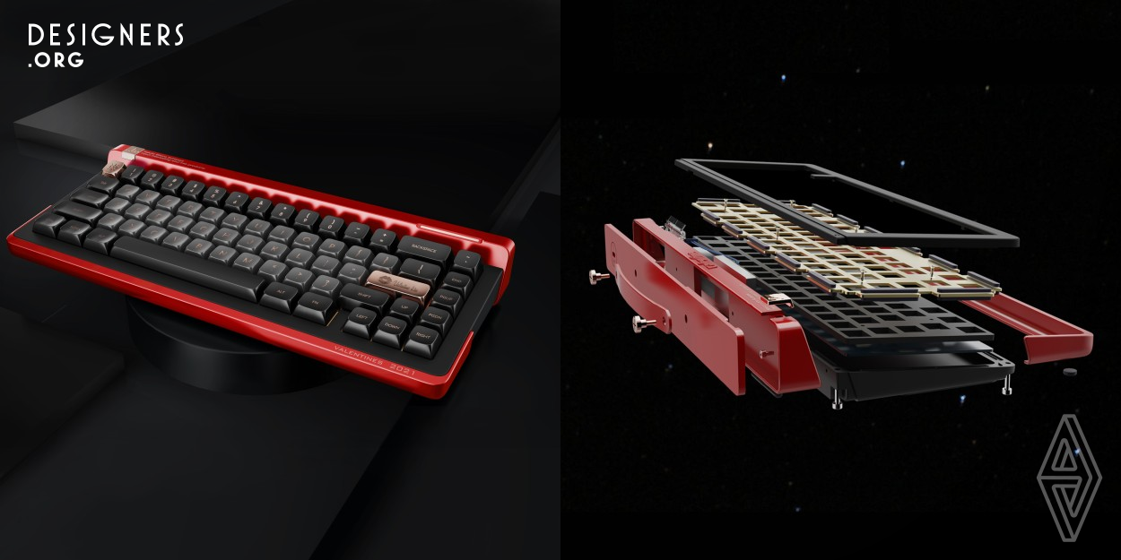 The keyboard adopts a sandwich installation structure, and the positioning plate is clamped by the top case and the bottom case to ensure that the positioning plate can be perfectly centered. The sandwich construction better dampens bottoming vibrations, resulting in a more exotic and pleasing ground-to-ground sound. The keyboard is made of aluminum alloy with a leather handle on the top for easy movement. The two gold custom keycaps are engraved with logo and flower patterns in the mouth.