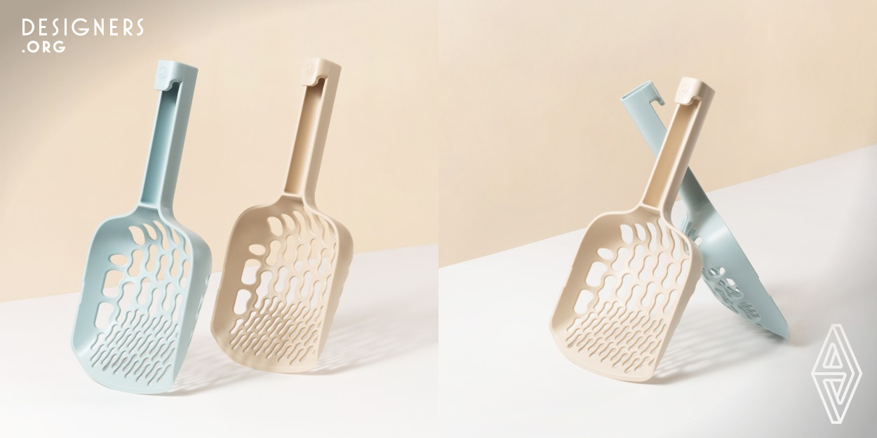 This litter scoop is designed to improve ergonomics and cleaning efficiency. Its 35-degree angle takes into consideration the length of the human arm and the angle of the litter box, creating a concentrated surface of force that ensures optimal comfort for users' wrists. With its configuration of small holes at the front and larger holes at the back, this scoop precisely separates litter crumbs with its special infinity-shaped hole pattern. Additionally, a helpful groove allows litter measuring. Just stand the scoop vertically and measure the right amount of litter.