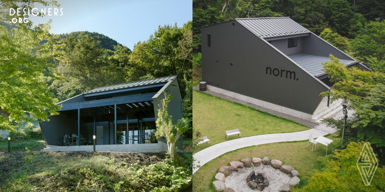 The building is planned around the concept of chill and art, and is designed to provide a chill experience with family and friends, surrounded by nature and art, in a time that moves slowly. In order not to affect the building's surrounding environment, the exterior of the building is all in black to blend in with the natural surroundings. No wood is used for the finishing materials of the building, and natural trees are brought indoors as borrowed scenery, allowing visitors to enjoy the forest through the contrast between indoors and outdoors.