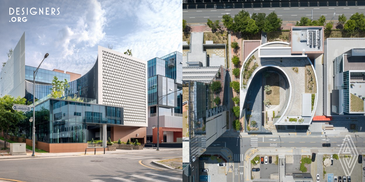 The Pottery Art Gallery located in Daegu, Alpha City, is designed to maximize versatility for various purposes, incorporating a layout that overcomes the topographical features. The exterior features two distinct masses stacked on top of each other. The lower level consists of public spaces accessible to visitors, while the upper level comprises private research spaces. The design of the courtyard is inspired by the sinuous shape of pottery, opening up towards the outside and enclosing the inner space. This maintains the internal aspect of the courtyard space while adapting to the urban axis.