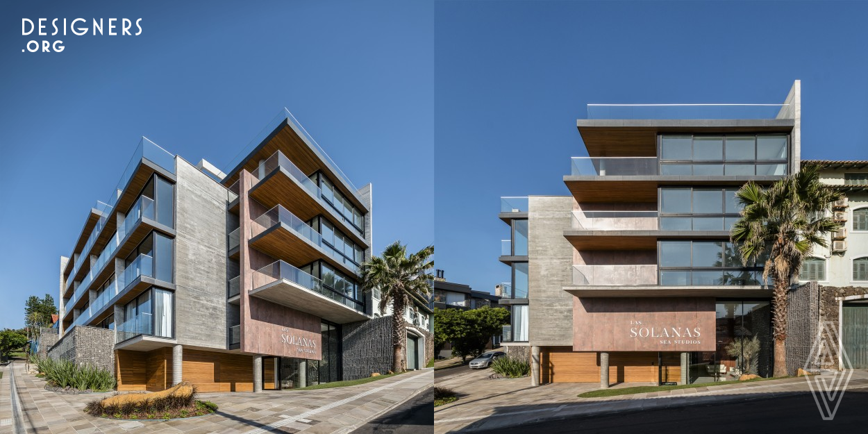 Las Solanas building is a residential development with six floors, located on a corner site in the coastal city of Torres, in the state of Rio Grande do Sul, Brazil. With a total area of 2180.19 square meters, the building sought as its premise an interaction between the resident and nature and the beauty of the city. To achieve this, the nineteen apartment units open completely to views of the beach, which is just one square away. The building has several comoditits for its residents, such as fitness and shared rooftop, all in order to provide comfort and luxury for users.