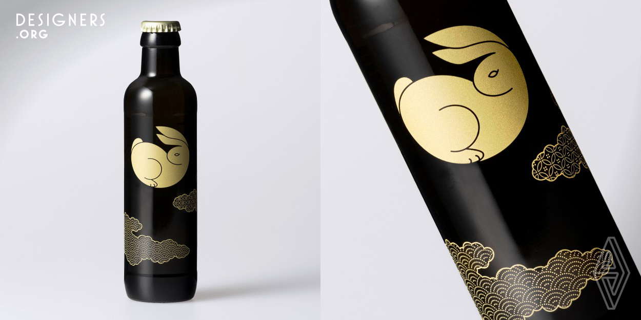Tamausagi is a bottled tea brewed with Uji Gyokuro, the highest grade of Japanese tea. We designed the brand to enhance and capitalize on the value of Japanese tea, which has been offered for free. The bottle has a simple form inspired by Japan's aesthetic of simplicity, known as wabi-sabi. The symbol is derived from the legendary rabbit that guided the guardian god of Uji. The bottle design depicts a moonlit night with thin clouds, representing the Gyokuro tea's cultivation method of blocking out the sun's rays. This is a new Japanese tea design to be offered during special moments.