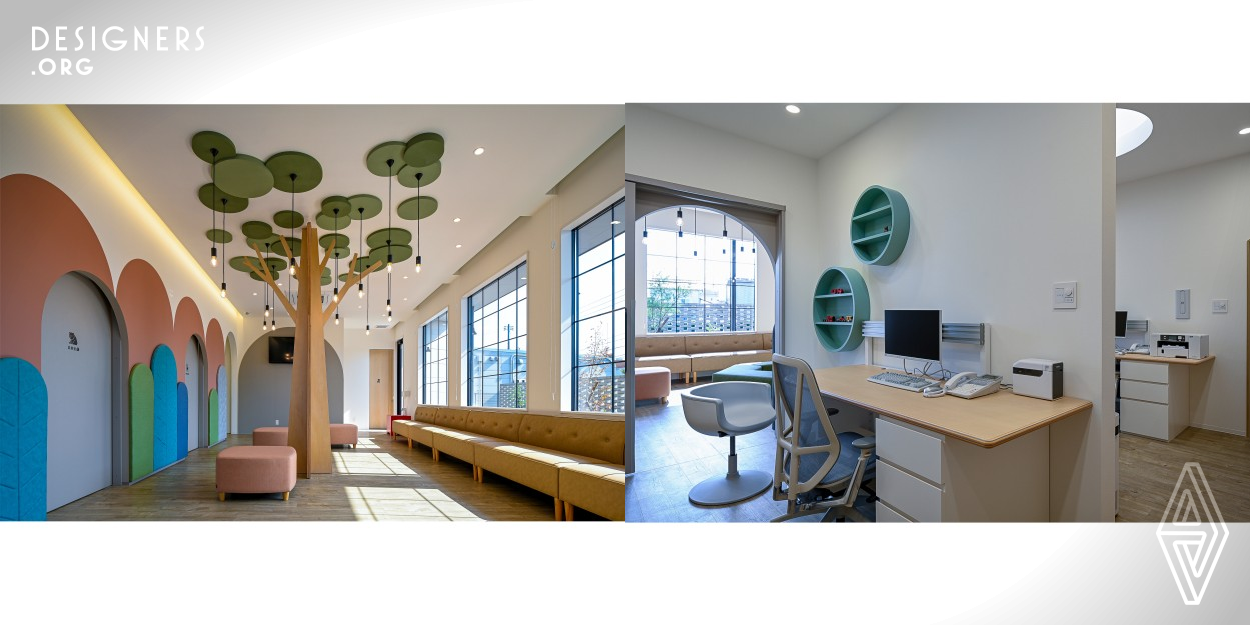 This work is located in Yonago City, Tottori Prefecture, Japan. A large symbolic tree creates a forest like space. The waiting room seems relaxing space for not only kid's patients but also parents and others to spend time in. The waiting room's interior is particularly warm and refreshing, featuring wooden objects and a large window that provides a view of the garden's trees.