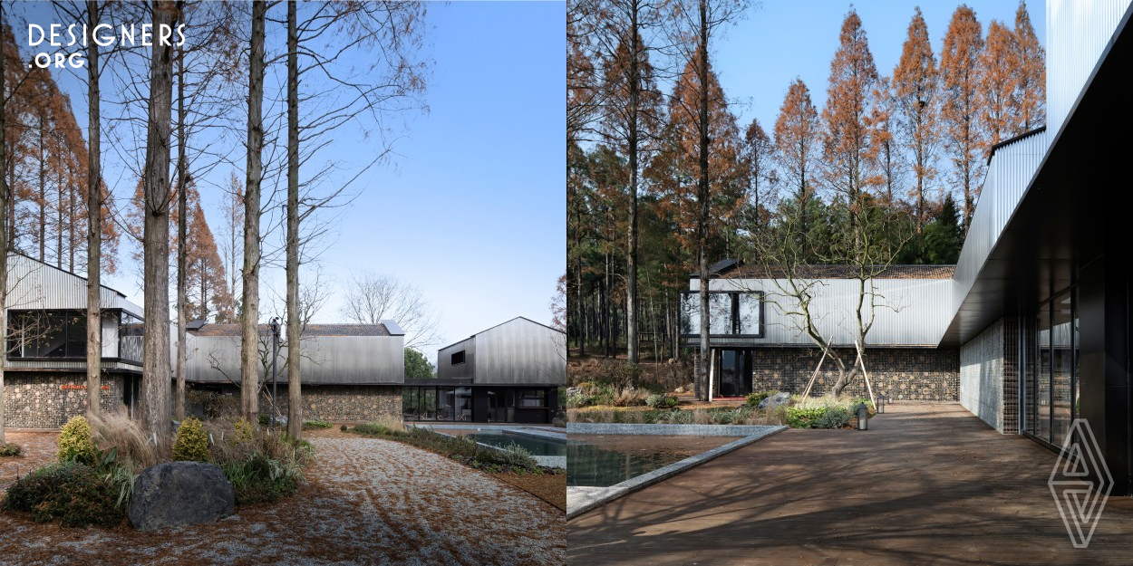 Belight Camp was renovated from forest houses. The project was inspired by the materials used for outdoor camping equipment and chose stainless steel and logs as the main materials for the building surface. The brushed and folded stainless steel skin can abstractly reflect the colors and shapes of the surrounding environment. The building skin is like an impressionist painter, recording natural light and shadow. The skin of the first layer uses a cage wall filled with pine wood from the surrounding pine forest. The use of log material creates a common boundary between building and nature.