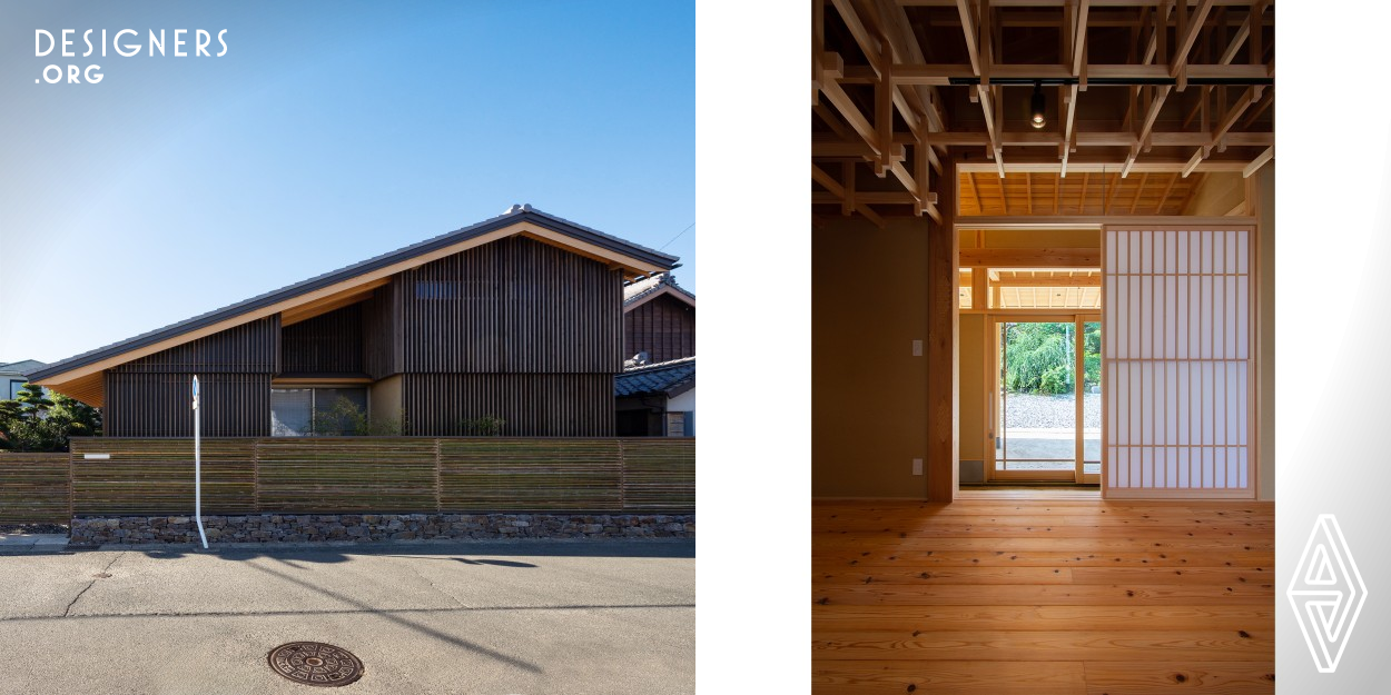 The building is a modern interpretation of traditional techniques and craftsmanship. The deep eaves of the sloping roof and the linear impression of the wooden latticework, combined with the painted walls, create a peaceful exterior atmosphere. The interior features a six-layered coffered ceiling composed of horizontal and vertical lines, and the beauty of the traditional painted walls and unique structural beauty expresses a Japanese sense of aesthetics and outstanding design.