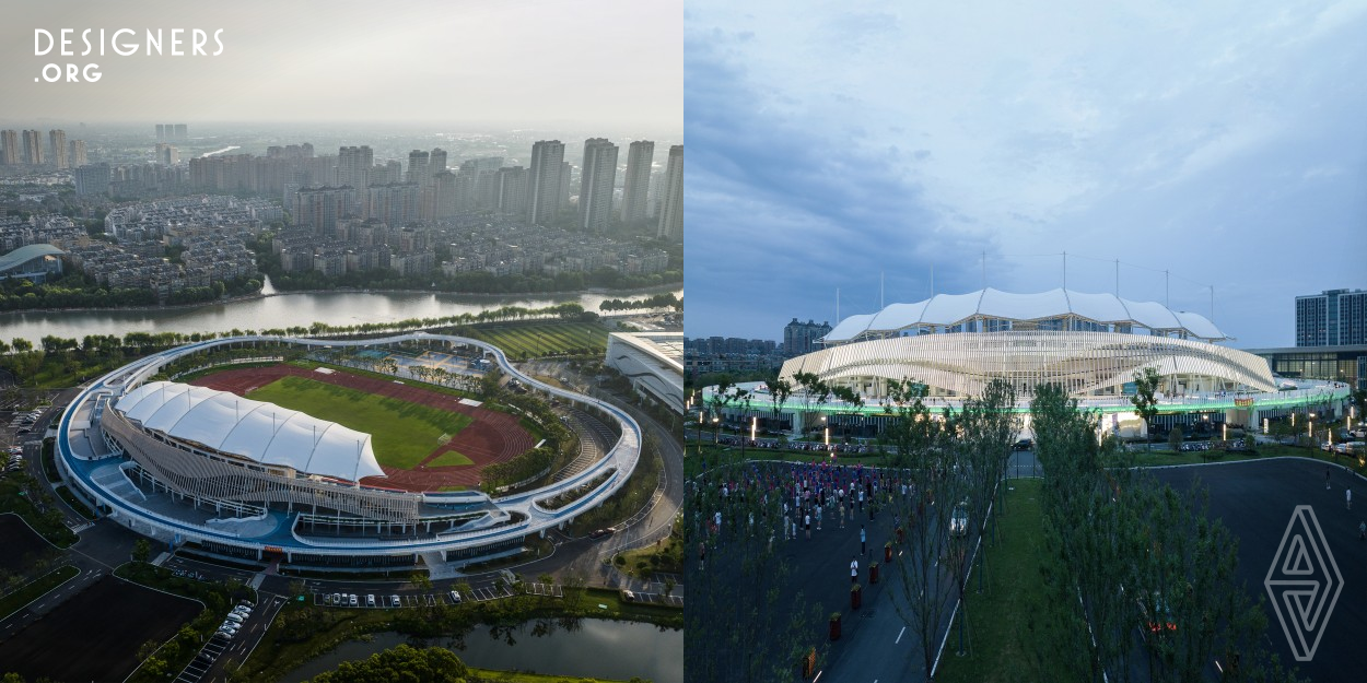 Pinghu Sports Center is adjacent to East Lake Park and close to Changsheng Road on the west side. The total land area is 146,204.13 m2, the building covers an area of 26,356.86 m2 after renovation and extension, with a total construction area of 24,440.19 m2. There are basketball, badminton, volleyball, tennis courts, football fields, and other sports fitness venues, which is a public sports infrastructure open to the citizens. In order to meet the 2023 Jiaxing Games, Pinghu Sports Center has optimized and rebuilt the facade, interior, and landscape of Pinghu Stadium and gymnasium.