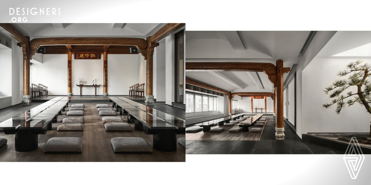 In this elegant space interior design project, which is committed to promoting the Chinese traditional culture, the project especially highlights the beam and column elements of traditional Chinese architecture, transforming them from the original load bearing function into the core component of interior design. It shows the aesthetic feeling of Chinese architecture while taking into account the use efficiency of space.