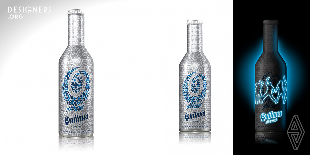 This packaging changes its graphic under an ultraviolet light, when the "spirits of fun" appear. The ghaphic proposal consisted on covering, with a texture of little silver mosaics, the body of the bottle. The coldness of the material was counteracted and its lightness was taken to the extreme. These mosaics alter the chromatic palette in the central part creating, with different blues, the letter “Q”, synthesis of the beer logo. The ink used imposed that no other ink can touch it. This limitation was overcome thanks to the “kaleidoscope” design; its internal lines form the silhouettes.