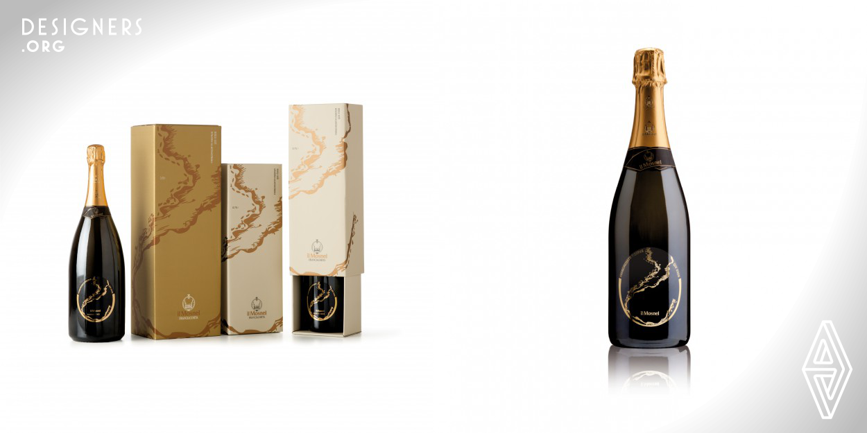 Just as the Iseo Lake splashes on the banks of Franciacorta, so the sparkling wine wets the sides of a glass. The concept is a graphic re-elaboration of the shape of the lake and expresses all the power of a Reserve bottle being poured into a crystal glass. An elegant and lively label, balanced in its graphics and colors, is a daring solution with transparent polypropylene and entirely hot foil gold printing to give new sensations. The pouring out of the wine is underlined on the box, where the graphics wraps around the pack: simple and impactful composed by two “slive et tiroir” elements.