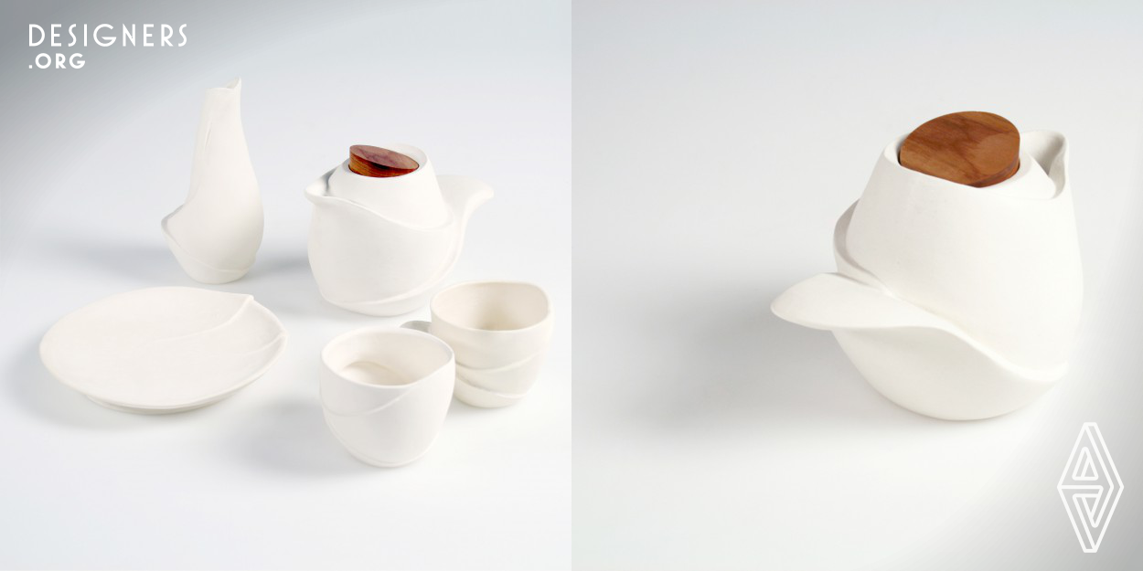 Inspired by travertine terrace in nature, Wavy is a tea set that will bring you a unique tea experience. The innovative handles are developed to fit comfortably in your hands. By nestling the cup with your palms, you will discover that it unfolds like a water lily and lead you to a moment of tranquility.