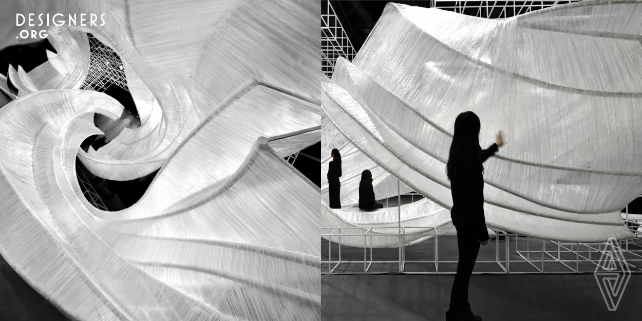 The whole device consists of 30 main bone models and 3 groups of large-radian curves. Through multiple layers of woven and criss-cross transparent films, an interface of dynamic tension was folded up, with the whole space filled with flowing dynamic. Between blends and conflicts, there would come into being various function spaces, such as entrance, wall, ceiling, window, desktop or seat area. Multi-layer open combinations are the new representation and interpretation of internal and external open sites that interact both inside and outside.