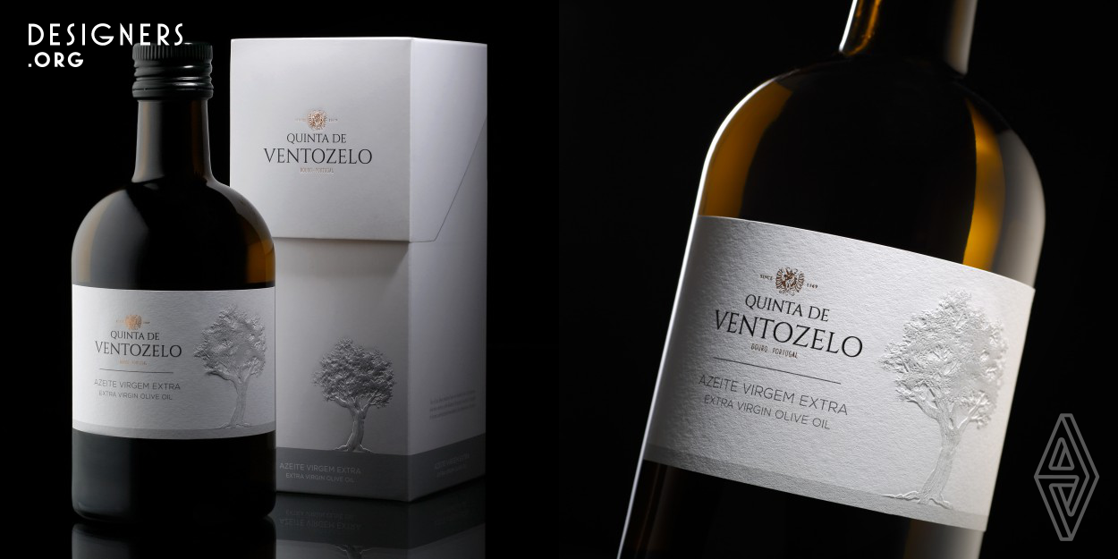 Quinta de Ventozelo is an extra virgin olive oil produced from olives that came from centenary olive groves that belong to this Portuguese emblematic estate, located on the left bank of the Douro. The advertising agency Omdesign was responsible for developing the design and the packaging of this limited edition, which is only available on the main gourmet shops in Portugal.