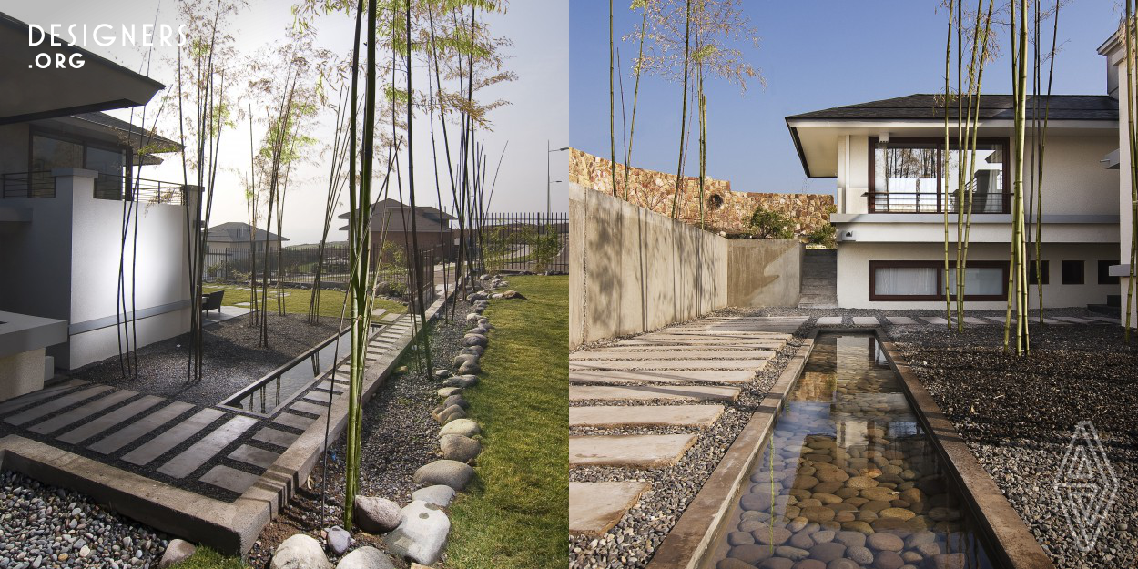 Simplicity is a project based on the Chilean geography whose objective was to enrich the landscape with native flora, use existing stones and rocks of the place, while minimizing the use of water. The orthogonal guidelines and water mirror connects the entrance with the main yard. Aligned vertical bamboos invite you to follow the path to the back, connecting water and sky. In the house's garden, moss and creeping plants were used to cover the natural and modelled slope, unifying the whole set with ornamental trees, such as Acer Palmatum and Lagerstroemia Indica.