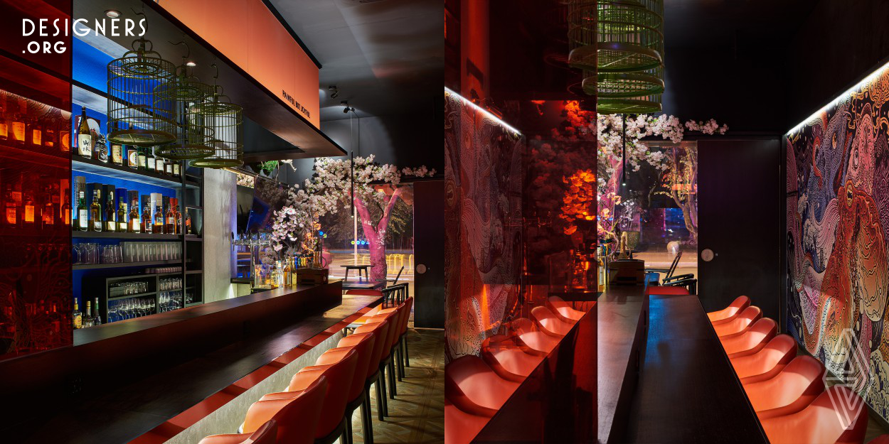 The designer adopts some Japanese elements in his modern design plan, i.e. the traditional Japanese izakaya spirit and functions as well as some of its aesthetic philosophies. With the special color matching and the texture collision of different materials. The large-scale Japanese-style wallpaper matches rich soft decorations, presenting excellent visual effects. 