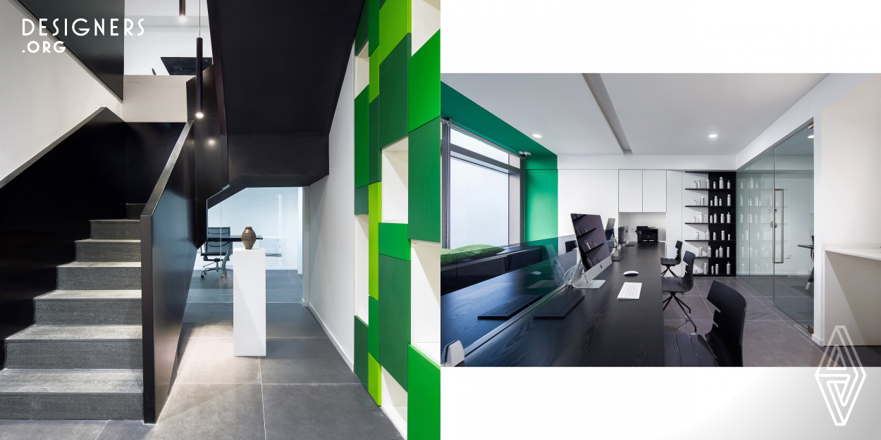 Designers drew inspiration from the company's Logo, combined the company's products features, he integrated green of the logo into the design ingeniously. Doing his best to build a new and comfortable office space which could be consistent with company’s image highly. Entering into entrance door of the company, an all black designed reception desk catches your eyes firstly.