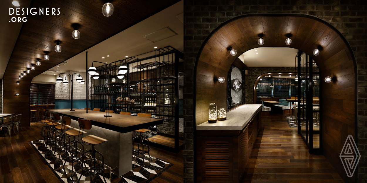 We adopted the concept “cut-and-paste-able design” in this restaurant. In order to operate multi-restaurant, it is invaluable to use fine pieces of protean combination designs. For example, the arch-formed shape that connects the column and the ceiling will become one piece of the design and will surely go well above the bench or the bar counter. Naturally, this can merely be used as dividing the atmosphere too. As a matter of fact, three more restaurants have already been completed, and this “cut-and-paste-able design” has exerted a beneficial effect.