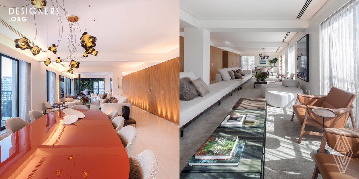 An ideal balance that has as base noble materials and a minimalistic occupation. This is how we can depict the sense of living in this 600 m2 duplex apartment, home to a young couple and their two sons, designed by Fernanda Marques, in São Paulo. In constructive terms, another well executed retrofit operation conducted by the architect, that endowed the apartment with amplified spaces and greater integration, having as background the vibrant skyline of the city. 