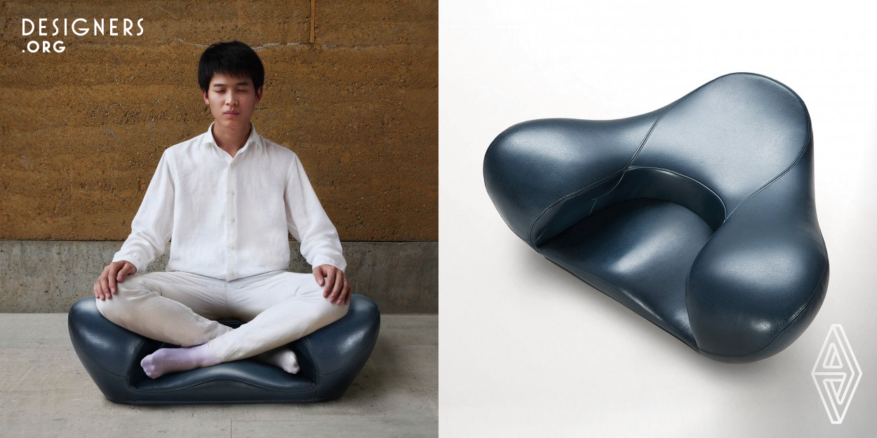 This is a seat with a curved surface shape, people can easily achieve cross legged sitting by it. This seat ware can effectively distribute the force of the buttocks of the human body evenly to the outside of the knee and the thigh. Even if keeping long time this posture, we will not feel tired. The back can feel the support of the caudal vertebrae, increasing the support of the waist. This design is not only a reflection of culture, but also a study of ergonomics.