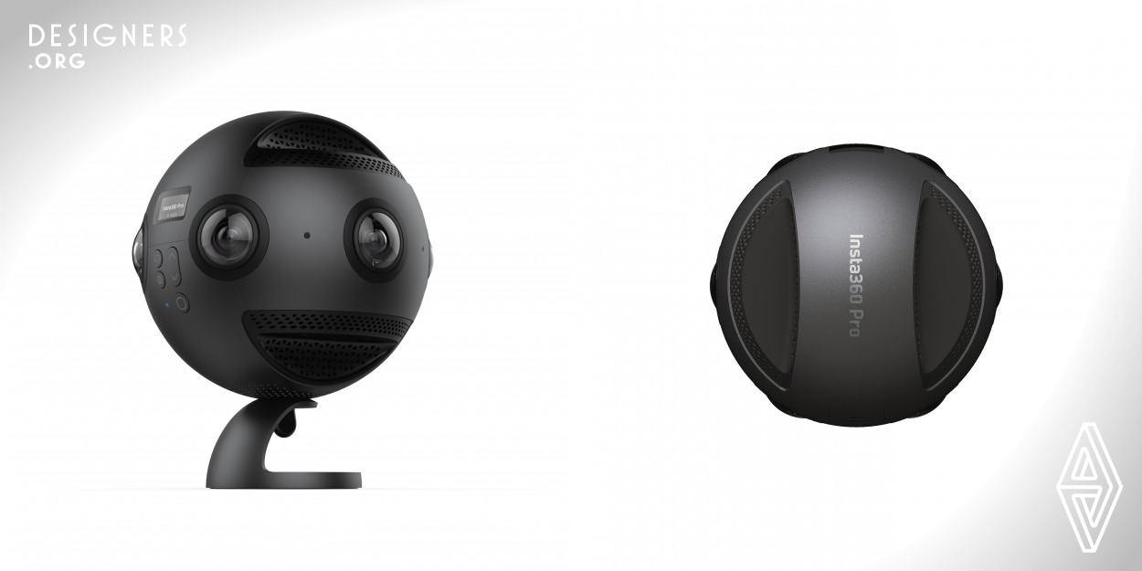  The Insta360 Pro is a professional VR camera, with 6 fish-eye lenses surrounding the round aluminum alloy body, capturing up to 8K sitll and motion pictures, or 6K in 3D mode. With its industrial design, the Insta360 Pro offer high performances in such a compact and light weight body. And it also has a detachable base, which means that the Insta360 Pro can work alone, or detach the base to reduce the weight for nimbler purposes or fit into a waterproof case.