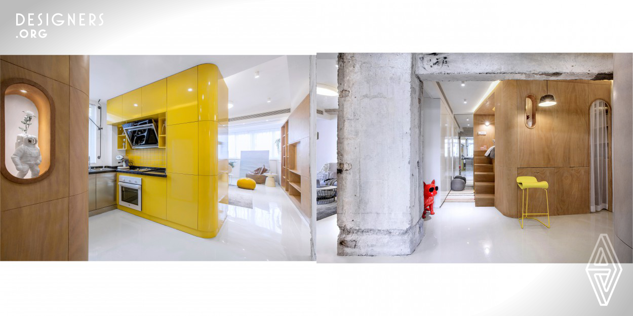 The designers embedded several "function boxes" into the space to integrate daily functions, with activity areas being created between the function boxes. The original apartment, consisting of regular rooms, was transformed into a free-flowing space. The continuous areas outside the function boxes together constitute the circulation, with the yellow kitchen cabinet as the spatial center. Such transformation eliminated the "oppressive feeling" and also expanded the sense of space. 