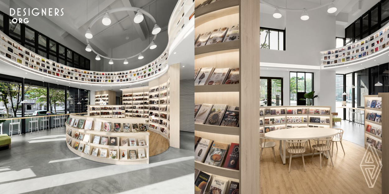 In first floor of EP Books , the designer use a curved interface to outline the flow of the book. The curved book shelves setting through the first and second floors allows people to feel the wave between the book shelves as soon as they entering the EP Books.The location of each bookcase is carefully arranged and the ring-shaped lamp at the top of the ceiling makes the light and shadow of the space more multilevel. Since overall space is used with fresh and pure tone, everyone who enters this place would refresh their mind and enjoy the world of scholarly.