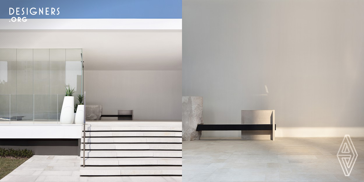 This case is a pure white building standing in the city.The owner hopes to create Utopian space in the city.Therefore, designer use the simplest design language to create a simple atmosphere of reception space.Use natural materials and Italian furniture to create a transparent and open comfortable space.