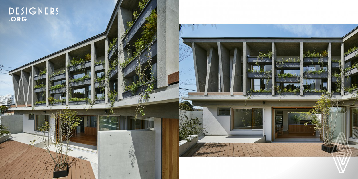 The house is extend green in both planar and stereoscopic, that create a good environment for both residents and the city. In the sunny Asian region, Breeze Soleil using this green is a very effective way of thinking. Not only the function of the sunshade in the summer but also protection of privacy, avoidance from the street noise and cooling effect by automatic irrigation can be obtained. 