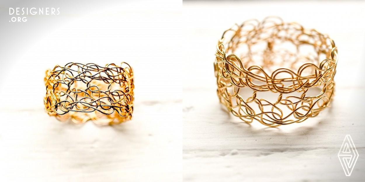 It is a ring of light design that emits delicate radiance and is soft with tension. Rather than die cutting and cutting out, it finished in the ideal ring by knitting the soft wire. The brilliance of 14 gold is just right for the ring and expresses the chic beauty for adults. We use crochet and gold-filled wire for production. We knit on both sides from the center strand knitting and increase the weight. I will knit in a loop at the end.There is no allergy reaction with a feeling of wearing that is a little flexible and comfortable. There are also rose gold of adult colors and color variation