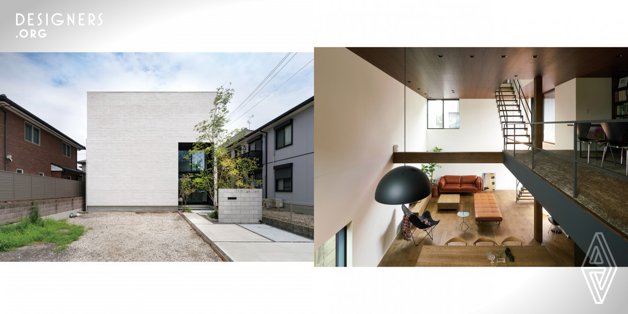 This residence features a high ceiling space and ensures the brightness of the main room even in a narrow area of the city. It can be used as a proposal of a prototype that made it possible to arrange a living environment by volume design of space. We also evaluate the realization as a zero energy house while securing earthquake resistance with a tree structure even in a large space.