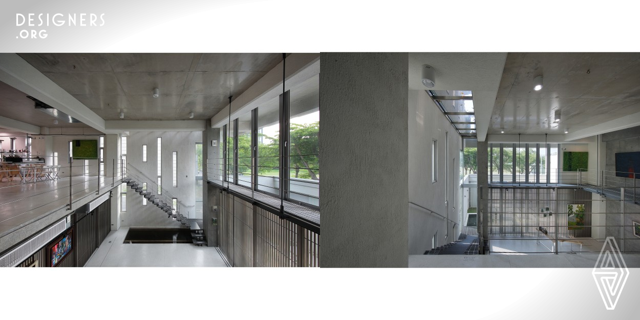 The building structure of architectural grilles concurrently ensures the adequate lighting, the fresh air and the effective temperature in the house, effectively solving the issues of heat commonly absorbed by the concrete structures in the subtropical environment of Taiwan, saving energy, and protecting natural environment. This building, therefore, represents the organic multi-functional space incorporating the artwork exhibition and residence.