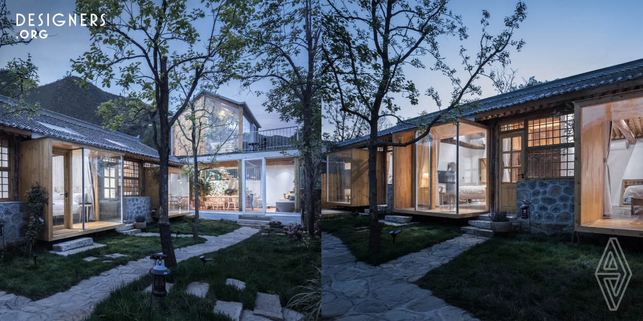 In this project, the designer shows enough respect for the old house during the reconstruction. The addition part adopts the form of wood structure, which not only makes the connection between new and old buildings appear natural, but also makes the new part have a light feeling, as well as continuous space. At the foot of the mountains and the Great Wall, the transparent interface is impressive, especially when architecture and nature blend each other.