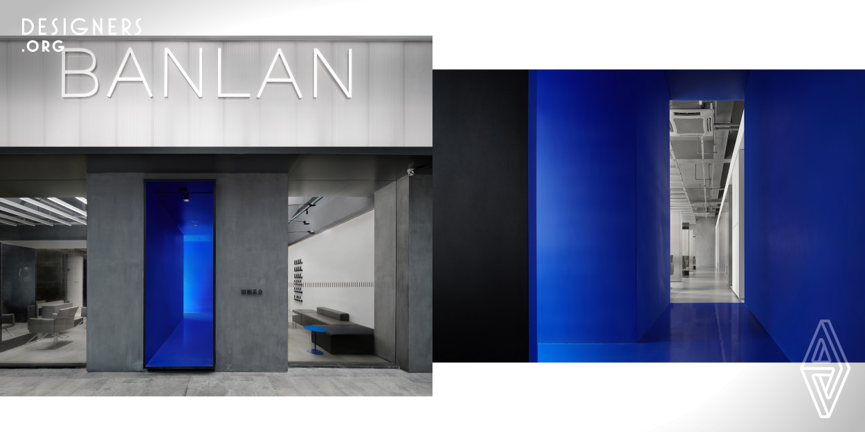 Banlan adopted the rough and pure concrete in the façade without too much decorations, showing a sense of tension in the space. A touch of blue is clear and open, which is infinitely extended to nothingness, full of artistic vitality. The combination of these two elements create a sense of distance and independence. By reorganizing the space, the designer breaks the traditional conventions of hairdressing salon and injects three major elements: mystery, technology and specialty, which are constantly changing, blending and weaving to meet the needs of customers. 