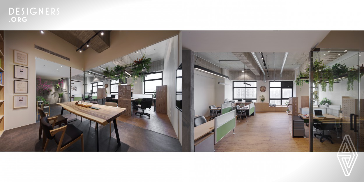 When combining "nature" and "life" in the office space, it creates a comfortable working environment for the design worker. Due to the small area of the single floor, the case does not consider to set up an independent executive office. Each designe worker can enjoy the sunlight and high-rise view because the main office area is placed in the window side. Along the large windows, small couches and cabinets are also available.