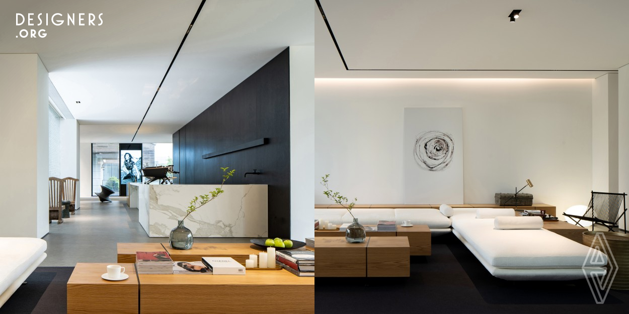 With simple lines, the entire office is designed following the principle of freedom and nature. At the perimeter, there are white walls and a cherry tree, which are extended from the minimalist interiors. Except for working area, there isn’t any boundary for the rest functional spaces such as reception and rest area, bar and dining area. Without any obvious boundary, the space becomes more flexible, and people can adjust the function freely according to their changing demands and interaction.