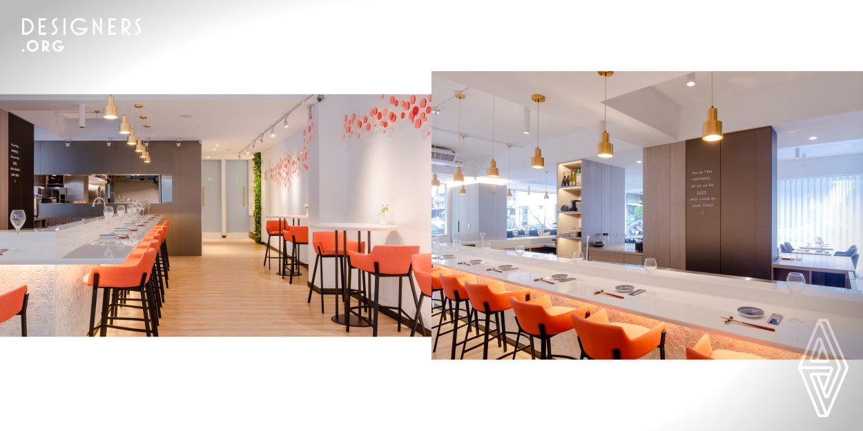 For this Japanese-style nigiri sushi restaurant being popular with young pink-collar workers, the interior design distinguishing from most Japanese restaurants decorated with gloomy styles attempts manifesting a modern nigiri sushi restaurant. The circular acrylic sheets in different tangerine colors are adorned closely on the wall surfaces, figuratively manifesting the image of migratory fishes in the house.