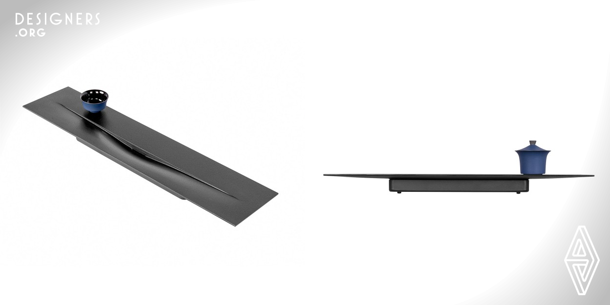 It is a separable double-layer water storage tea tray, which is composed of two parts: a natural stone disk and an aluminum chassis. The center line of tapering divides the disk surface into a plane and a gradual concave surface. The plane is the "dry" area, which is used to place the tea set. Concave for the "wet" area, to achieve efficient water, water. At the same time, the lower water mouth is at the lowest point of the concave surface, and the overflow of tea water is directly observed, which is convenient for timely cleaning the water storage pan.