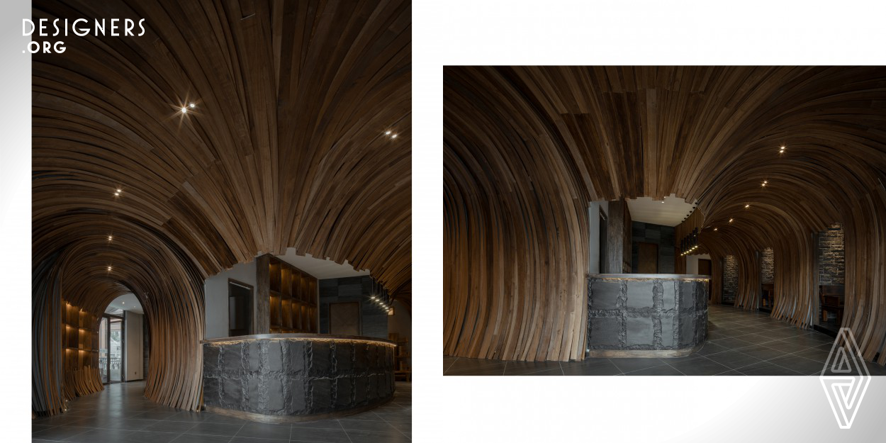 In this case, the designer hopes to break the tradition and keep it at the same time, so as to achieve the symbiosis of culture and architecture. He divides the original wood into 100 mm wide and 5 mm thick wood pieces, and the circular arc space shape made of them not only retains the characteristics of woodiness, but also enables people to see the formation of new space shape. The natural stone is polished to form the uneven surface, which also makes the visual sense of stone and wood more perfect and harmonious.