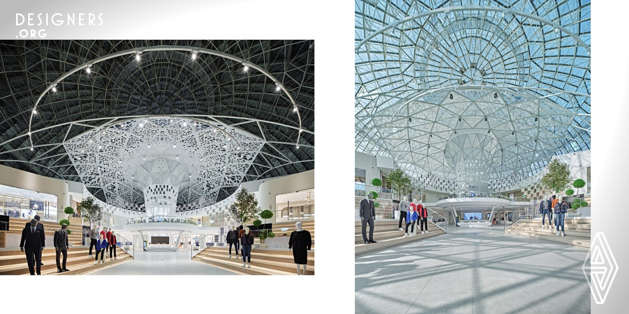 The original building of the project is a semicircle sphere with glass facade. The designers demolish the indoor completely, and set the center as an umbrella shaped core tube. The scattered umbrella surface uses random perforation elements, which meets the needs of internal light and shadow effect and light shielding. In addition, in order to meet the needs of vertical traffic, in addition to the elevator set up by the umbrella shaped core tube, the designer has set up a ladder on both sides of the space entrance.