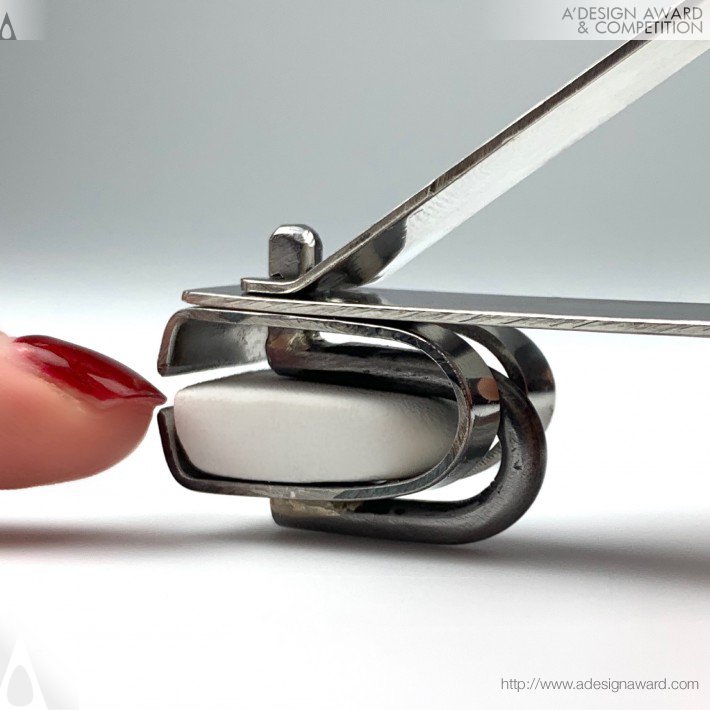 Fingernail Clipper by Wanhang Zhao