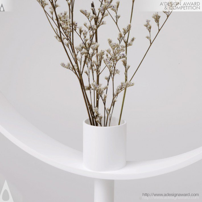 Magnifying Vase by Zhe Feng